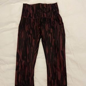 Lululemon rare color/ pattern crop leggings size 4